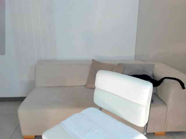NiaHolland webcam