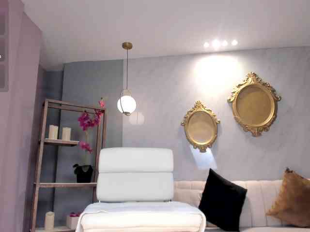NiaHolland webcam