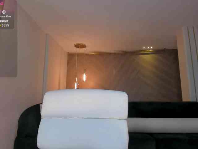 NiaHolland webcam