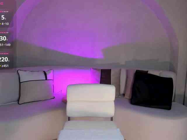NiaHolland webcam