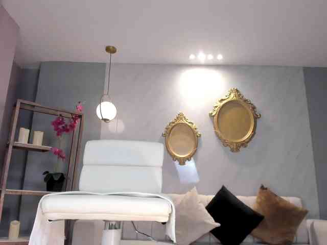 NiaHolland webcam