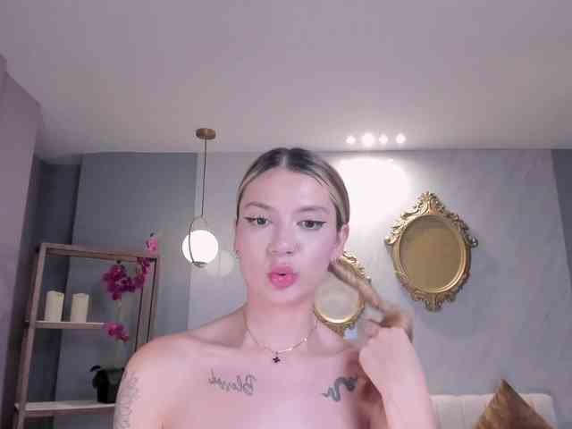 NiaHolland webcam