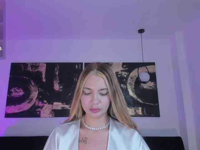 NiaHolland webcam