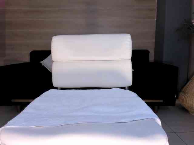 NiaHolland webcam