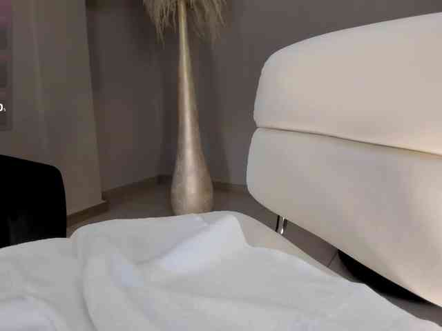 NiaHolland webcam