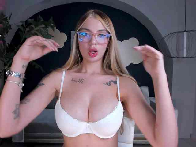 NiaHolland webcam