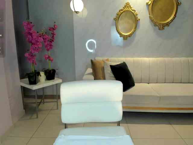 NiaHolland webcam