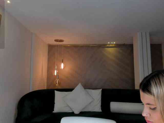 NiaHolland webcam