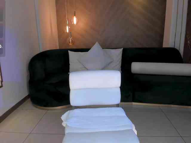 NiaHolland webcam