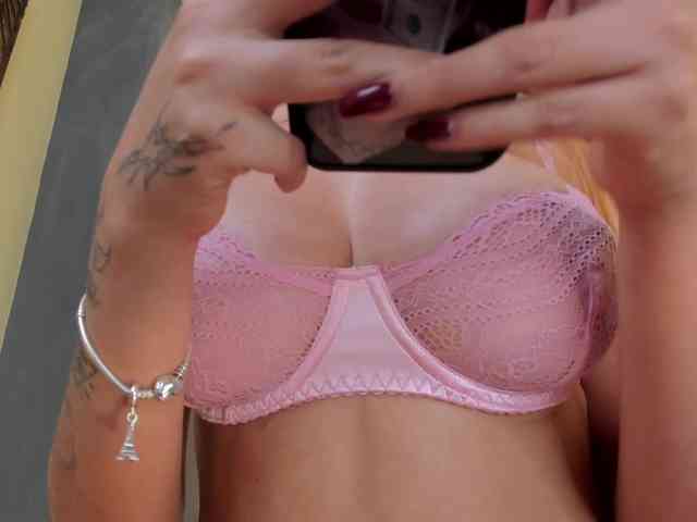 NiaHolland webcam