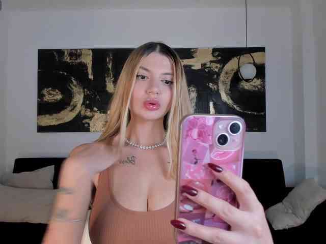 NiaHolland webcam