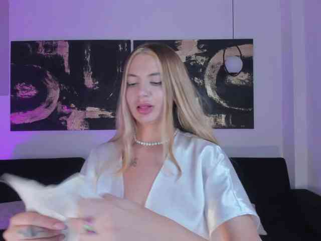 NiaHolland webcam