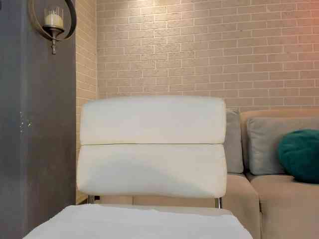 NiaHolland webcam