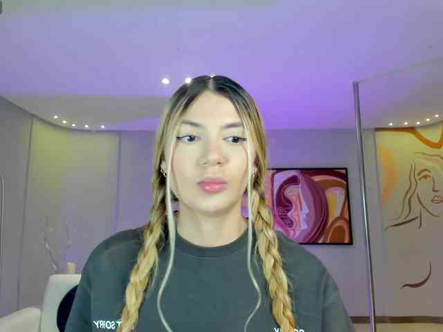 NiaHolland NiaHolland