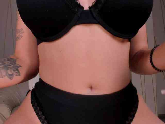 NiaHolland webcam
