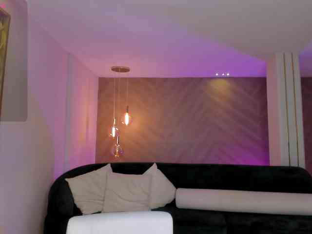 NiaHolland NiaHolland