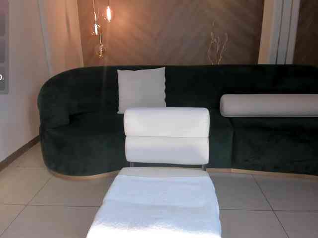 NiaHolland webcam