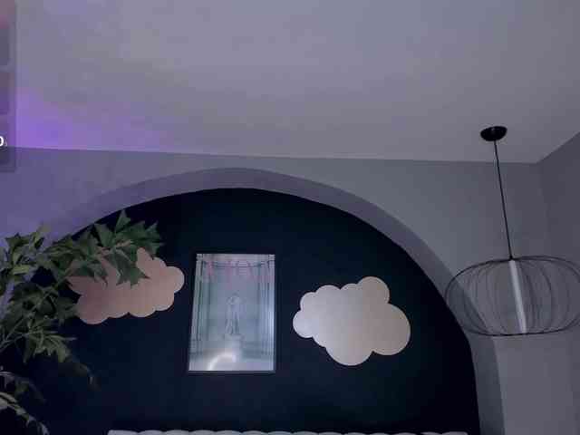 NiaHolland webcam