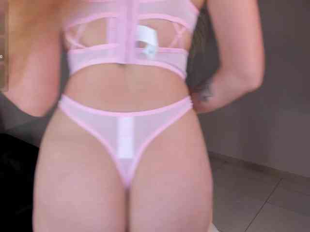 NiaHolland webcam