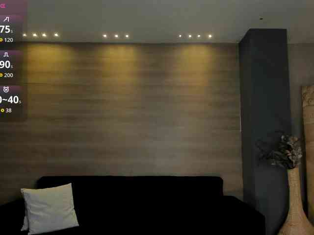 NiaHolland webcam