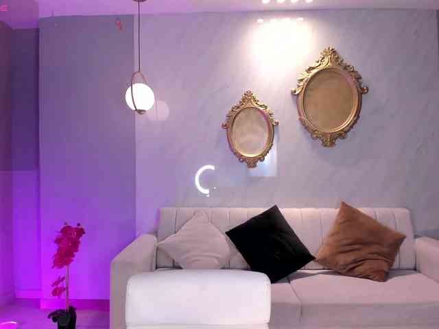 NiaHolland NiaHolland