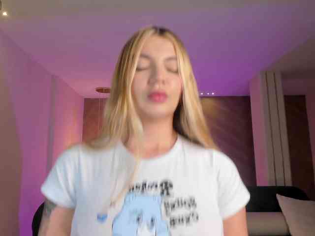 NiaHolland webcam