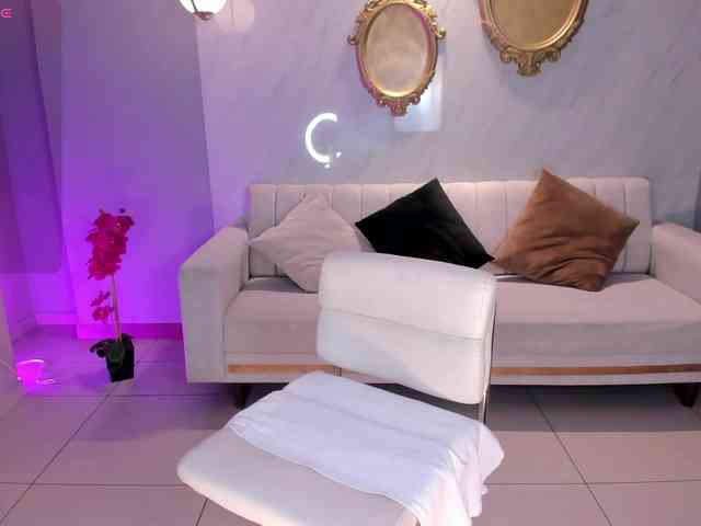 NiaHolland NiaHolland