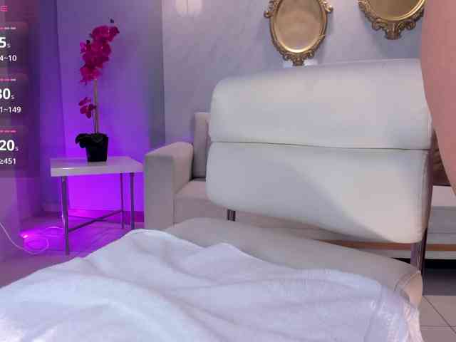 NiaHolland NiaHolland