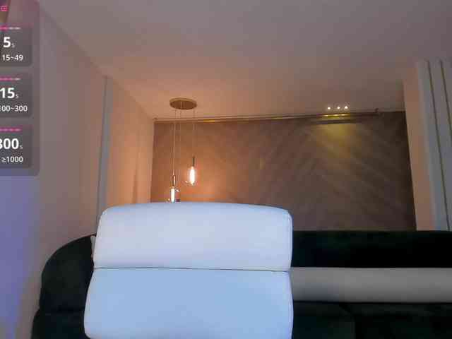 NiaHolland webcam
