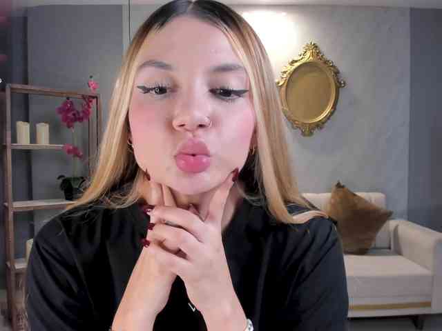 NiaHolland webcam