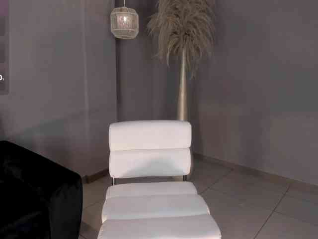NiaHolland webcam