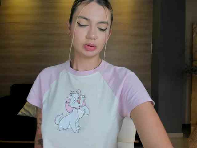 NiaHolland webcam