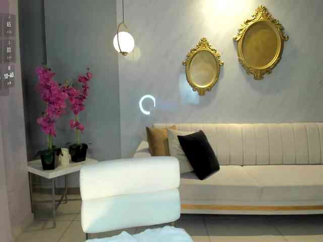 NiaHolland webcam