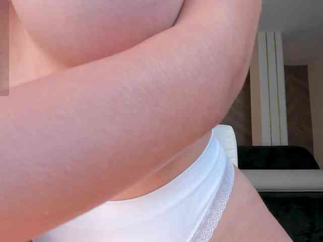 NiaHolland webcam
