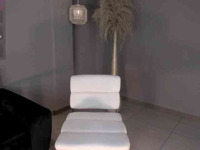 NiaHolland webcam