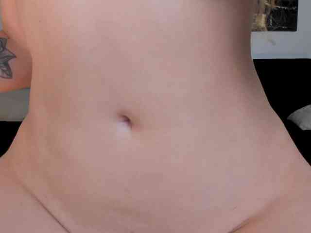 NiaHolland webcam