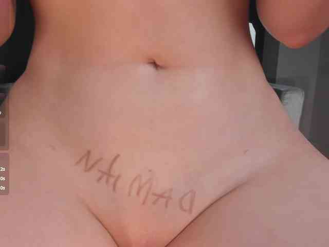 NiaHolland webcam