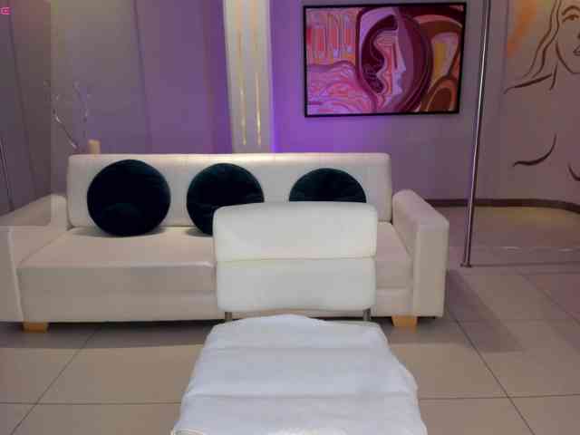 NiaHolland NiaHolland