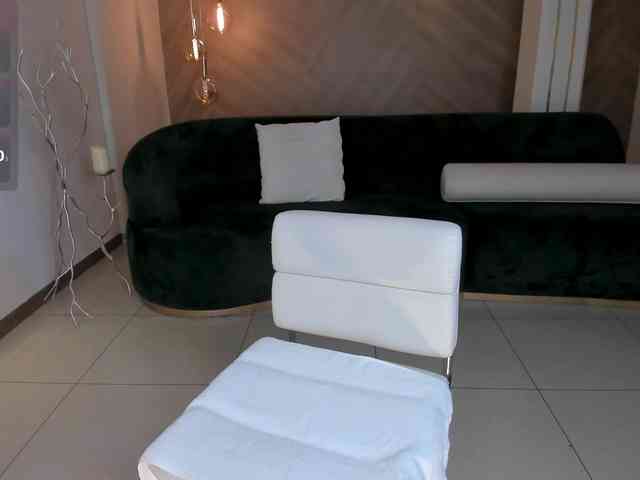 NiaHolland webcam