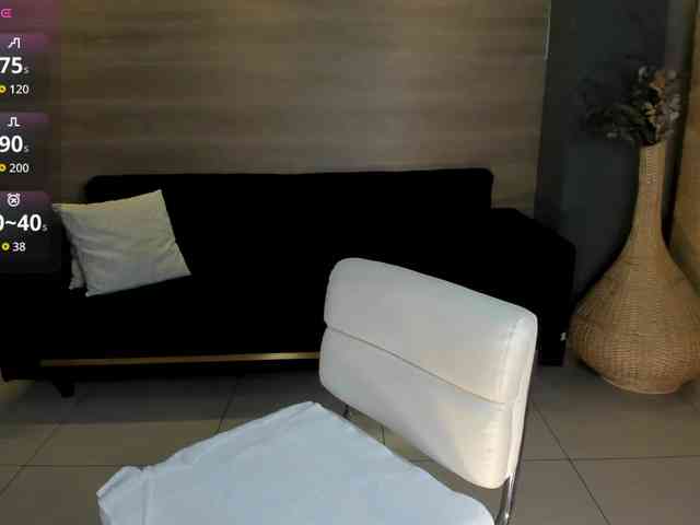 NiaHolland webcam