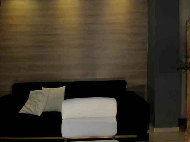 NiaHolland webcam