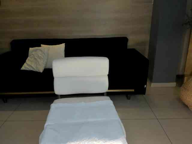 NiaHolland webcam