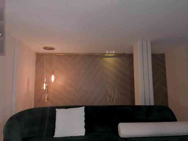 NiaHolland webcam