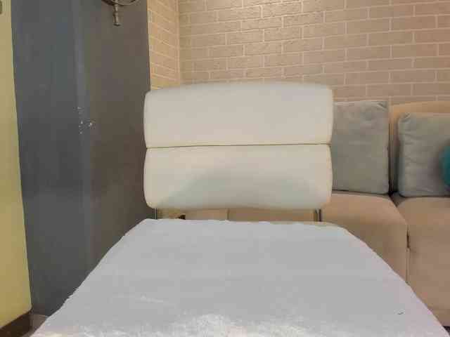NiaHolland webcam