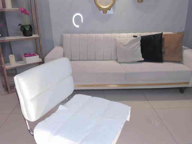 NiaHolland webcam