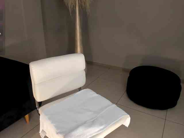 NiaHolland webcam