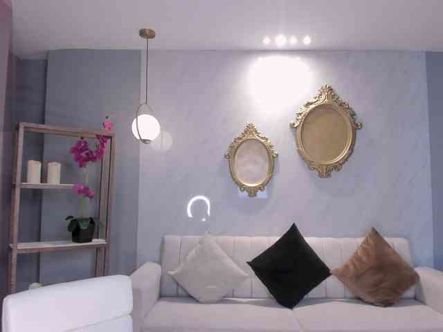NiaHolland webcam