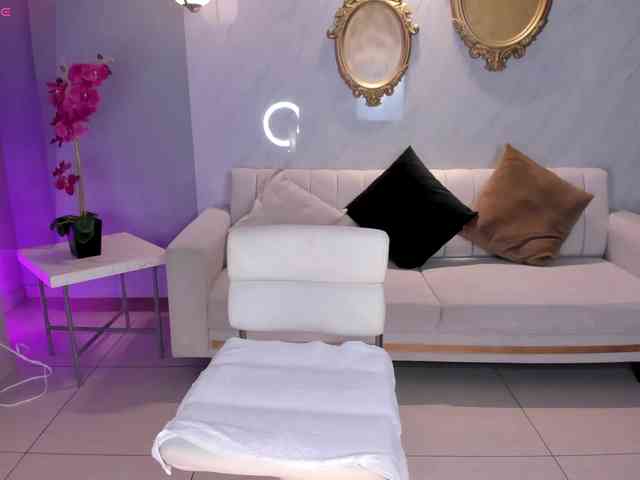 NiaHolland NiaHolland