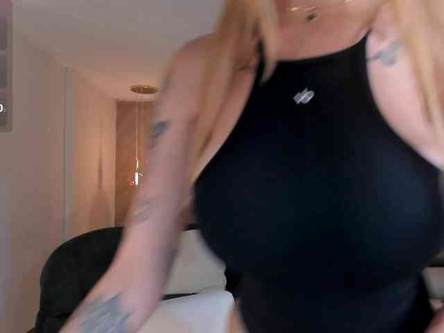 NiaHolland webcam