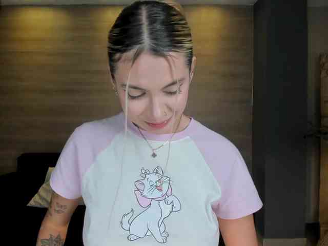 NiaHolland webcam